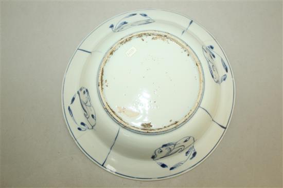 A Chinese Kraak blue and white shallow bowl, Wanli period, 21.5cm, cracks